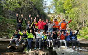 Magnifique photo de groupe au pied de la grande cascade de Mortain, avec ses 25 mètres de chute